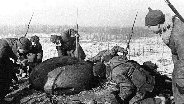 Красноармейцы заняли огневую финскую точку. Ноябрь 1939 г.