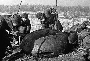 Красноармейцы заняли огневую финскую точку. Ноябрь 1939 г.