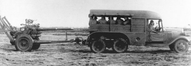 Тягачи «Форд-TRADO» с артиллерийскими орудиями. 1939 г. 