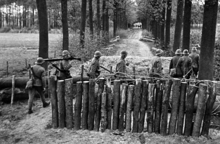  Перекрытие дороги голландскими солдатами.
