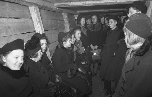 Жители Хельсинки в бомбоубежище. Декабрь 1939 г.