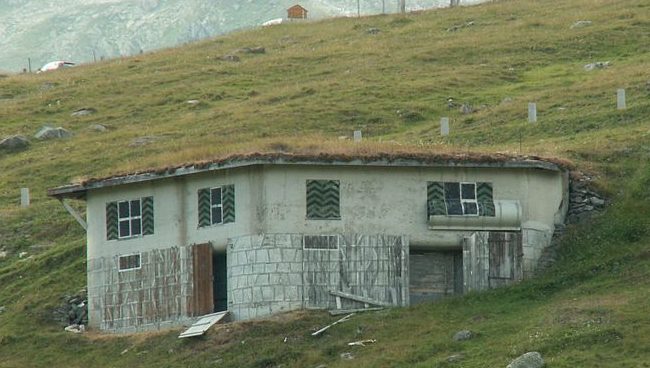 Артиллерийские ДОТы, замаскированные под альпийские дома. Окна и двери нарисованы на бетоне.