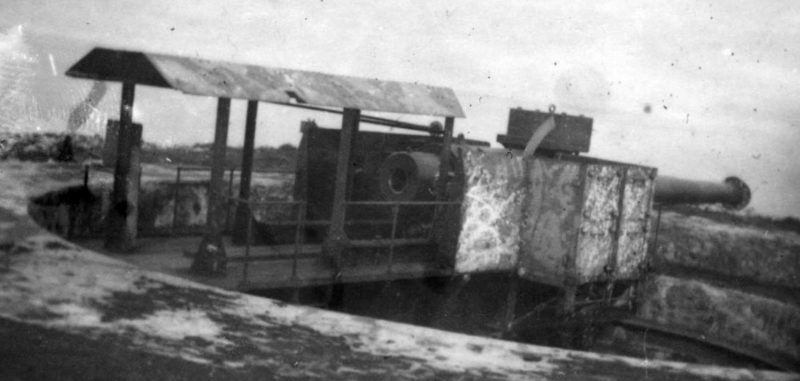240-мм орудие на позиции в камуфляже и без.