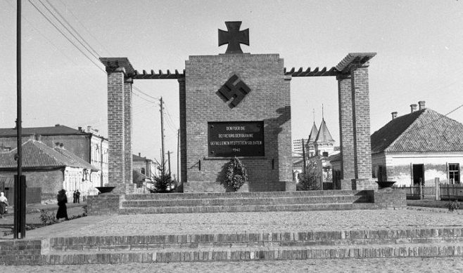 Памятник, открытый немцами на улице Бульварной. Лето 1942 г.