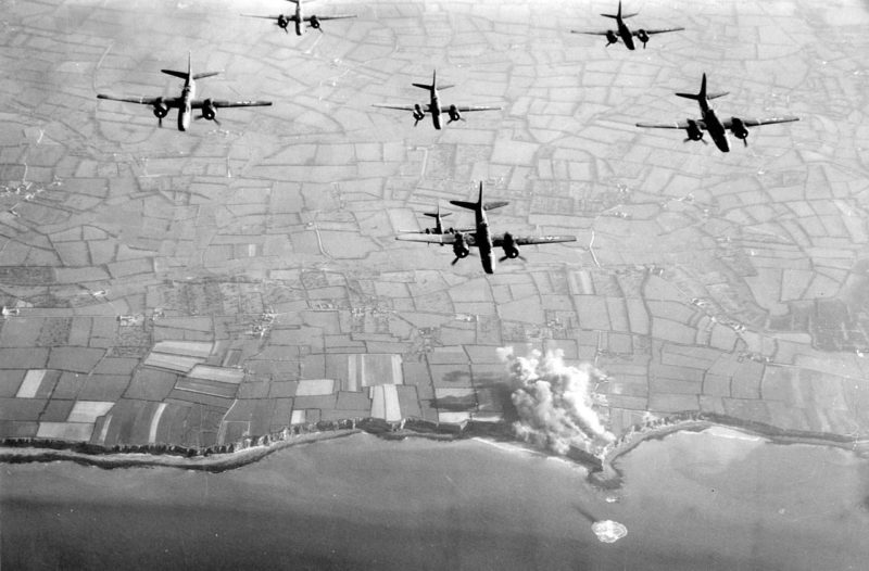 Бомбардировка авиацией артиллерийских береговых батарей на Пуэнт-дю-Ок. Утро 6 июня 1944 г.