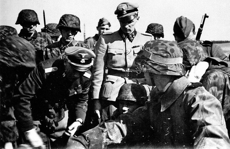 Командир корпуса «Дания» Кристиан Фредерик фон Шальбург со своими подчинёнными. 1941 г.