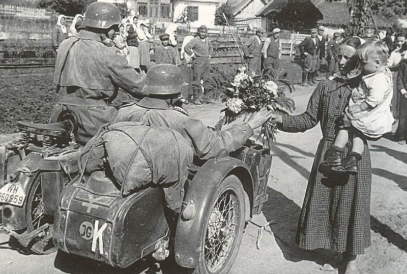 Местное население встречает немцев. 7 августа 1941 г.