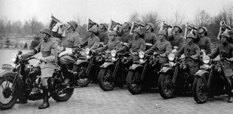 Мототрубачи Королевской армии. Нидерланды. 1939 г.