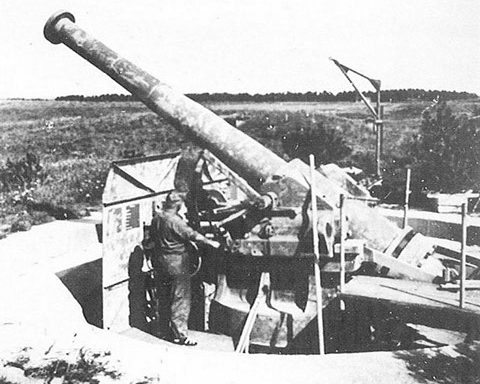 Одно из трех французских 194-мм орудий на открытой позиции. 