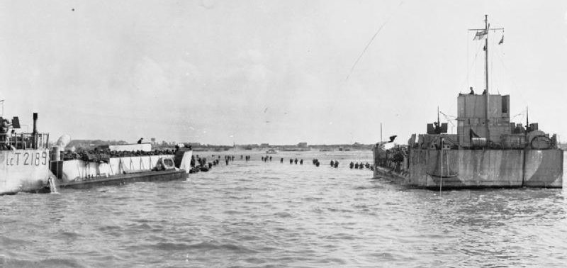 Высадка десанта с десантных кораблей. Утро 6 июня 1944 г.