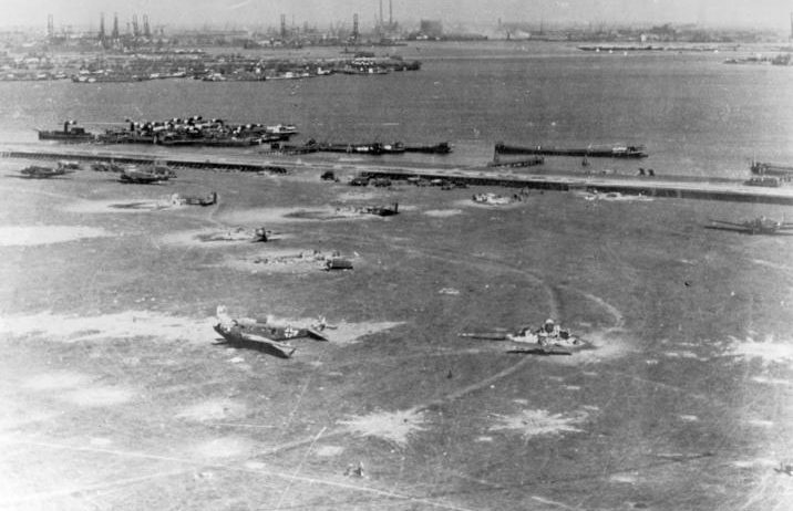Уничтоженные немецкие самолеты «Ju-52» на голландском аэродроме. 10 мая 1940 г. 