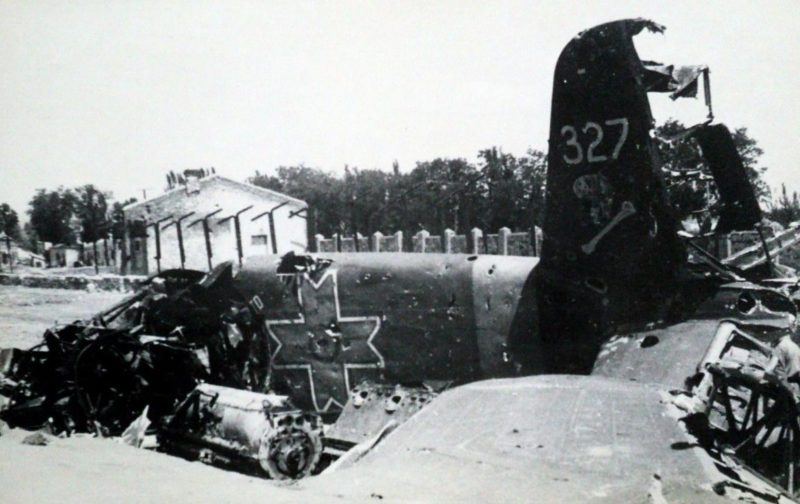 Уничтоженный румынский самолет на улице Мелитополя. Лето 1943 года.