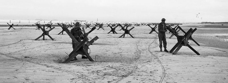 Солдаты 2-й британской готовят к сносу два препятствия на пляже Ла Ривьере. Утро 6 июня 1944 г.