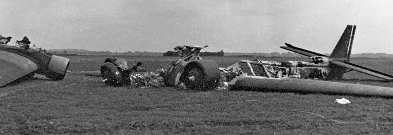 Уничтоженные немецкие самолеты «Ju-52» на голландском аэродроме. 10 мая 1940 г. 