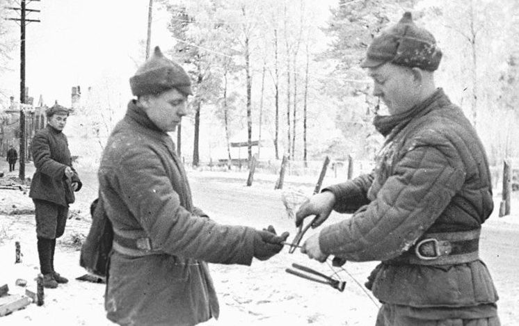 Бойцы – связисты восстанавливают телеграфную линию, разрушенную финнами в Териоки. Декабрь 1939 г.