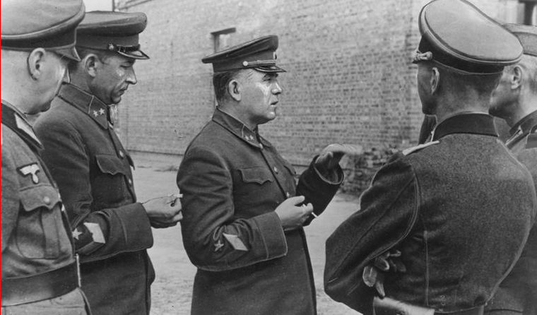Пленные советские генералы П.Г. Понеделин и М.К. Кириллов. Август 1941 г.