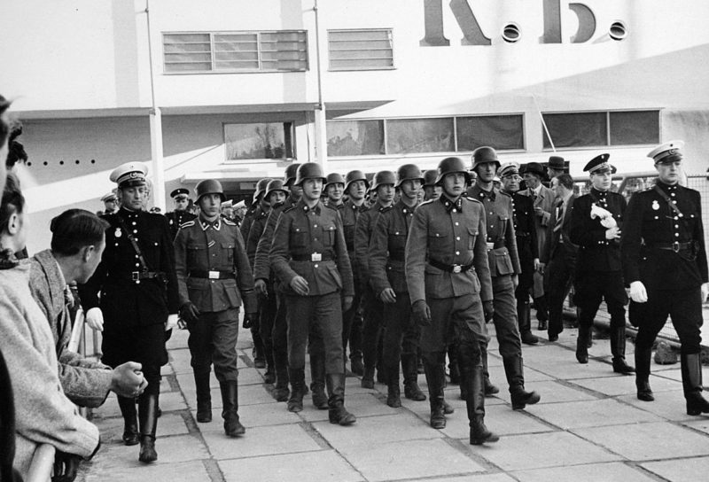 Солдаты из Свободного корпуса Дании в Копенгагене. Апрель 1942 г.