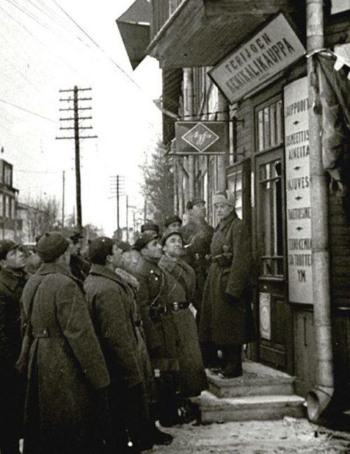 Красноармейцы слушает радиопередачу у радиорупора на одной из улиц Териоки. Декабрь 1939 г.