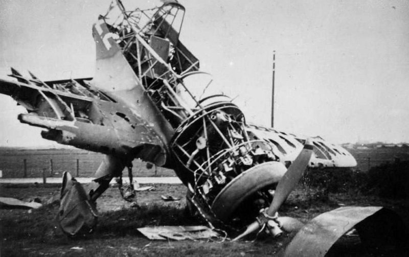 Сбитый немецкий самолет. 10 мая 1940 г.
