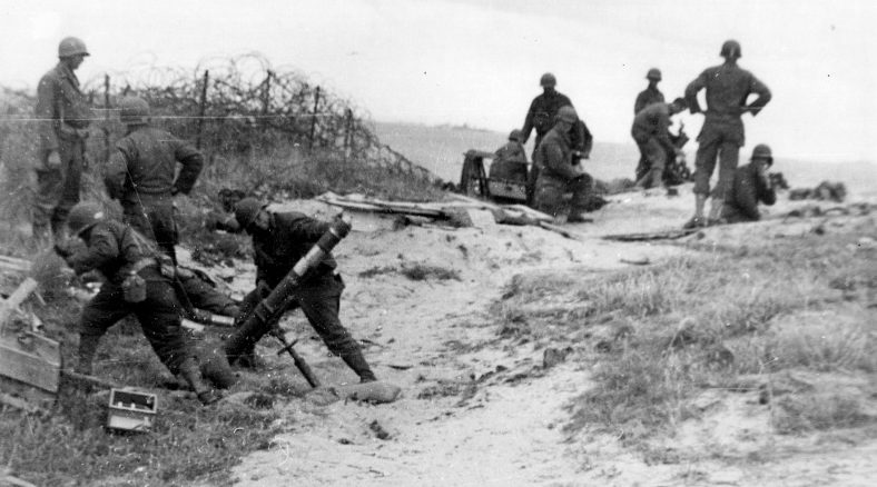 Артиллеристы ведут огонь из минометов на плацдарме «Омаха». Утро 6 июня 1944 г.