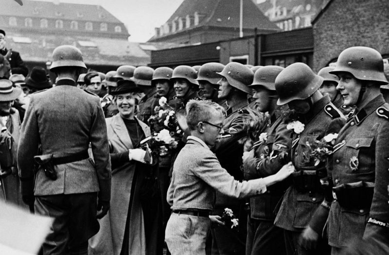 Встреча солдат корпуса «Дания», вернувшихся с Восточного фронта. Сентябрь 1942 г.