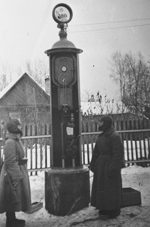 Бойцы Красной Армии охраняют бензиновую колонку в местечке Райвола. Декабрь 1939 г.