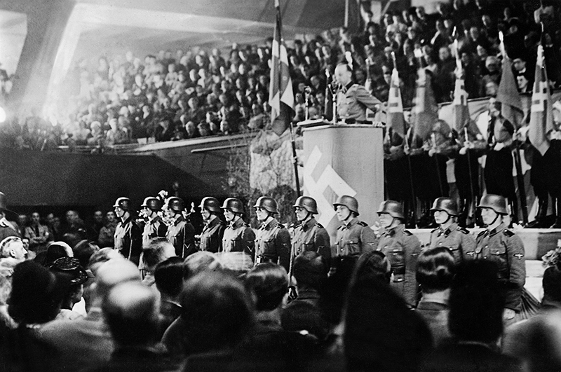 Христиан Фредерик фон Шальбург во время выступления перед датчанами. 1942 г. 