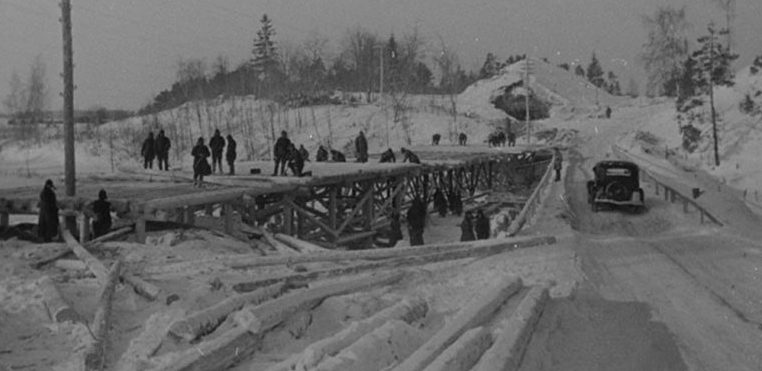 Саперы за ремонтом моста в районе Бобошино. Декабрь 1939 г.