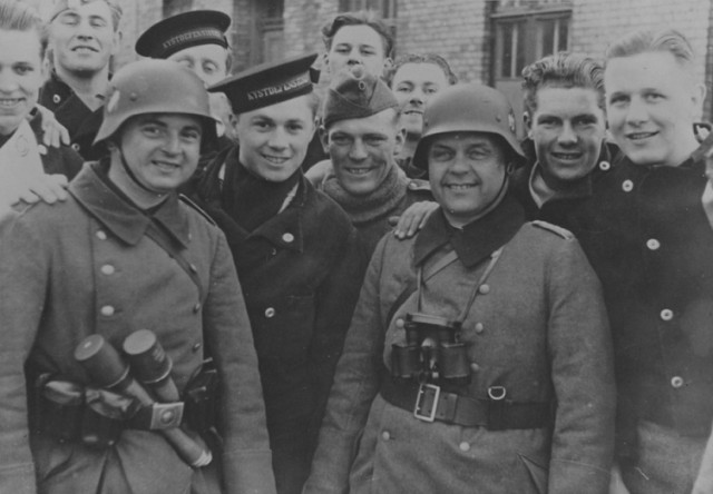 Датские матросы и немецкие солдаты на улицах Копенгагена. 1942 г. 