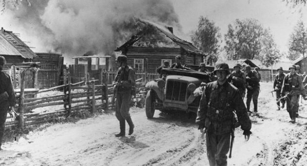 Солдаты корпуса СС «Данмарк» проходят через деревню Дубовицы Новгородской обрасти. 1942 г. 