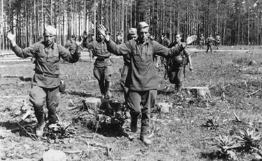 Красноармейцы сдаются в плен. Август 1941 г.