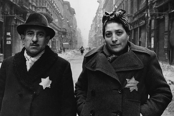 Король и королева Дании с нашитыми звездами Давида на одежде. 1943 г. 