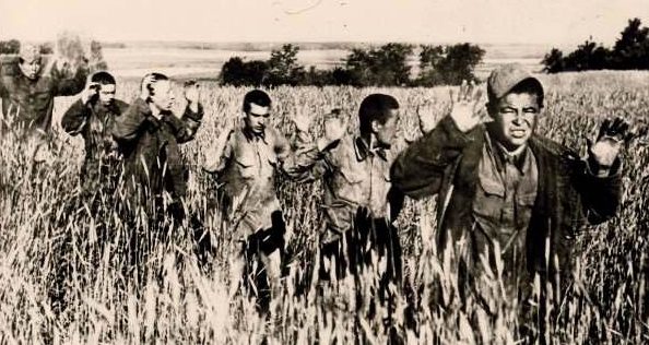 Красноармейцы сдаются в плен. Август 1941 г.