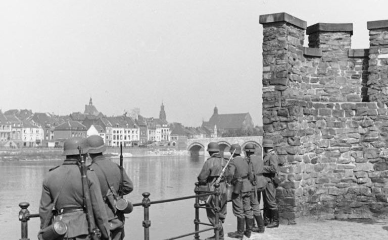 Немецкие войска входят в Маастрихт. 10 мая 1940 г.