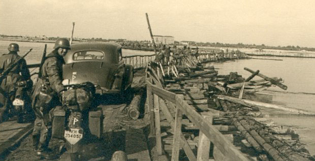 Немцы на наплавном мосту через Днепр. 1942 г.