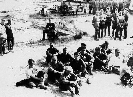 Арестованные красноармейцы, переодетые в гражданскую одежду. Август 1941 г.