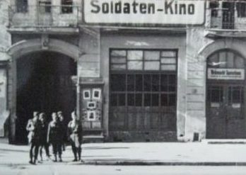 Солдатский кинотеатр. Весна 1942 г.