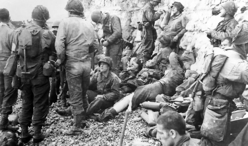 Американцы у скал после высадки. 6 июня 1944 г.