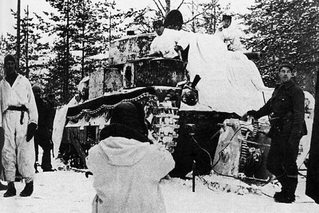 Финские танкисты готовят к эвакуации, подбитый в районе Хоттинен Т-28. Декабрь 1939 г. 