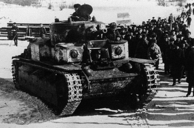 Отремонтированный финнами Т-28 направляется в тыл. Декабрь. 1939 г.