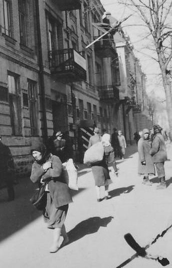 Городские улицы. Апрель 1943 г.