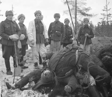 Финская похоронная команда позирует на фоне погибших бойцов 3-й роты 81-го гсп. Декабрь 1940 г.