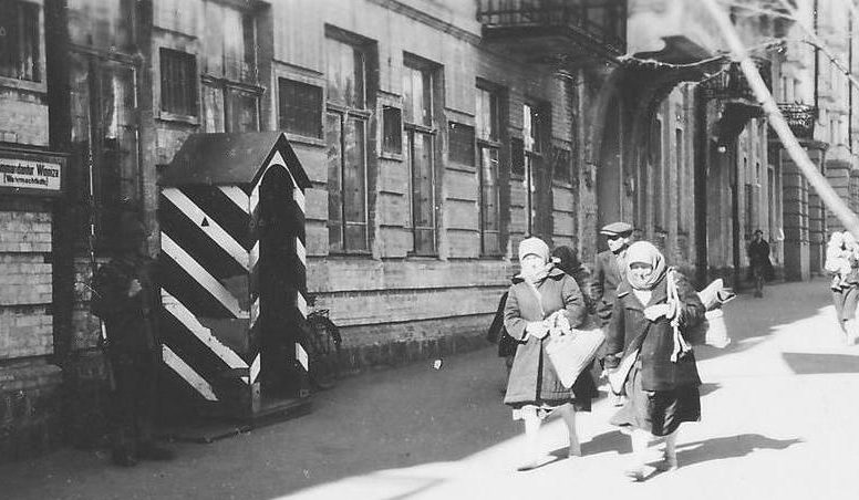 Городские улицы. Апрель 1943 г.