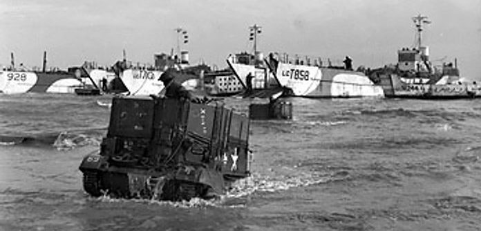 Высадка британской специальной бронетехники на пляж «Голд». 6 июня 1944 г.