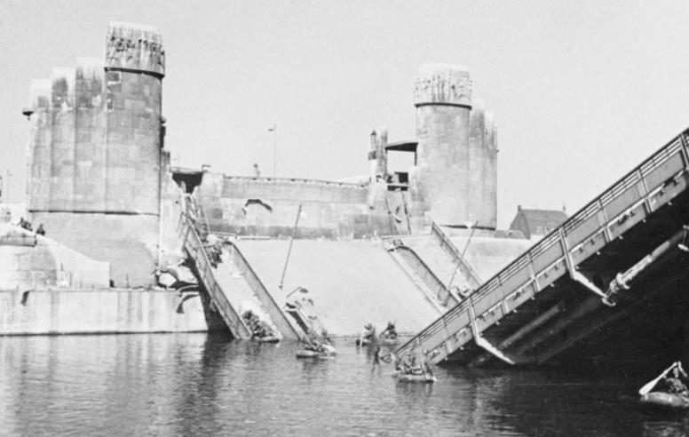 Немцы в Маастрихте восстанавливают мост. 11 мая 1940 г. 