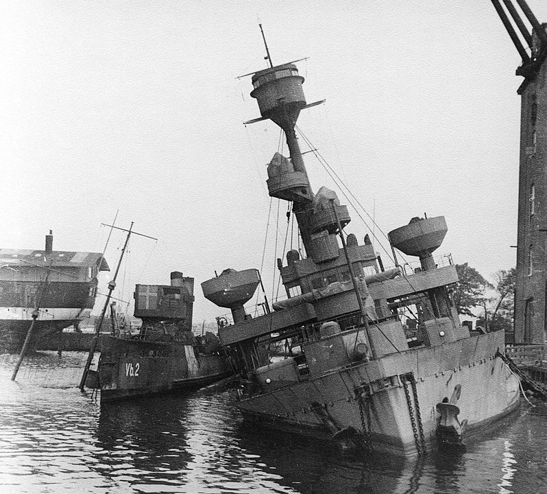 Затопленные датчанами свои военные корабли. Август 1943 г. 