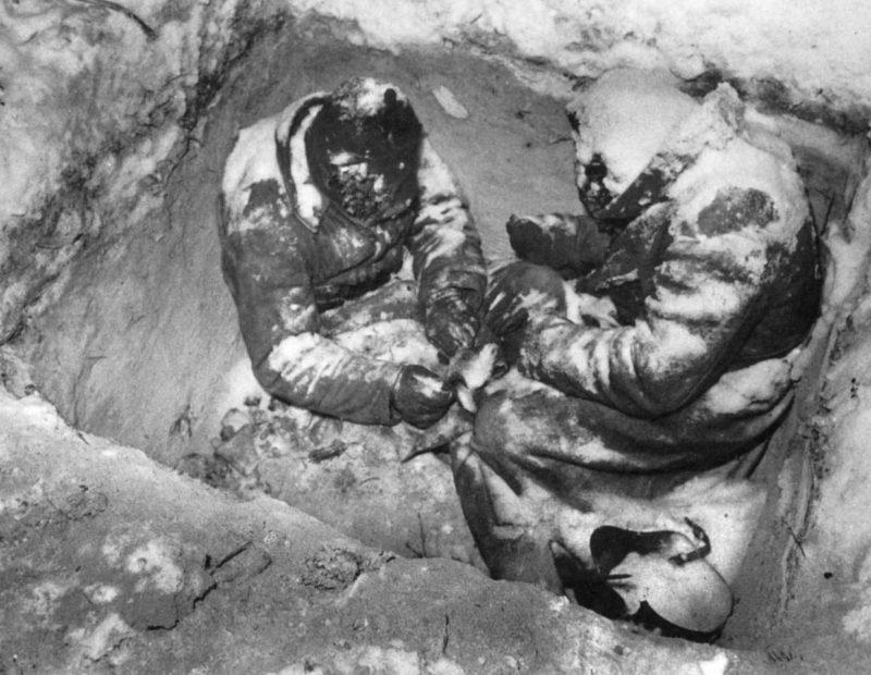 Замерзшие красноармейцы в окопе. Декабрь 1940 г.