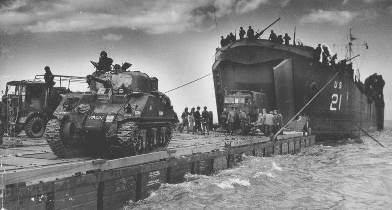 Танк «Шерман» перед высадкой на пляж «Голд». 6 июня 1944 г.