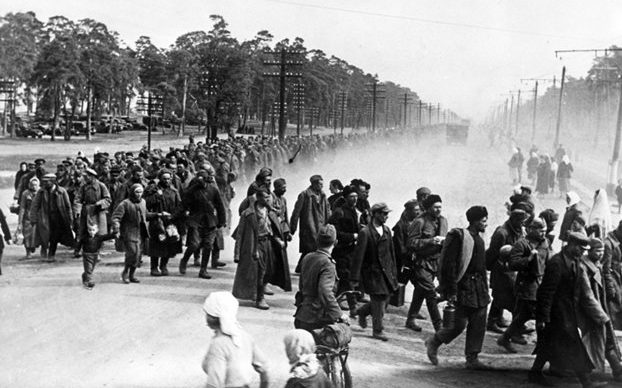 Колонны пленных красноармейцев. Август 1941 г.