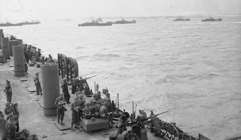 Десантный корабль LST-25 прикрывает высадку десанта из 20-мм орудий на Золотом пляже. 6 июня 1944 г.